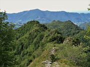 46 Il sent. 561 prosegue verso l'anticima sud del Pizzo Rabbioso con la bella croce